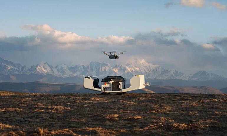 DJI Dock 3 cu dronă Matrice 4D pentru operațiuni autonome