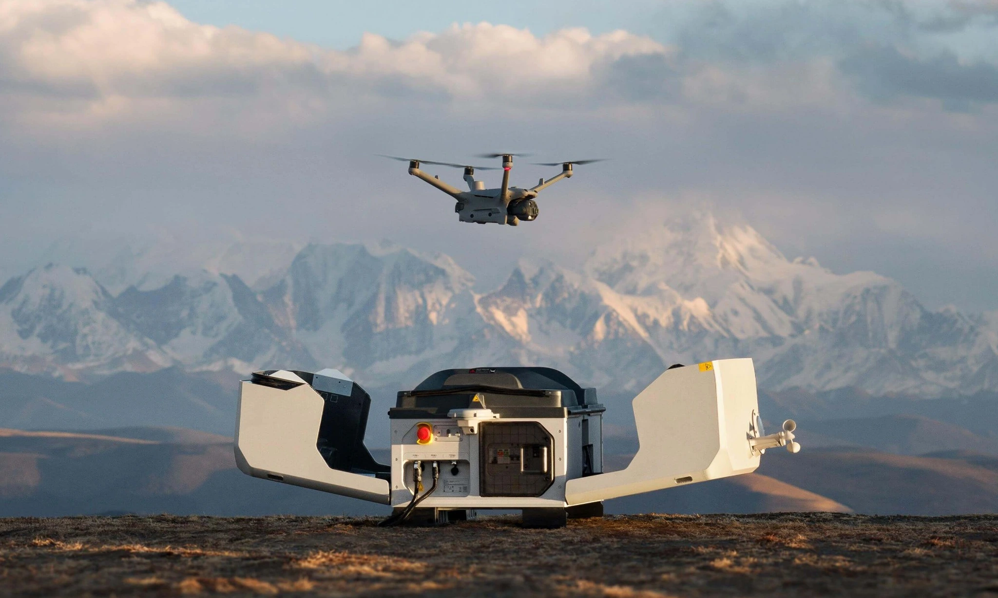 DJI Dock 3 cu dronă Matrice 4D pentru operațiuni autonome