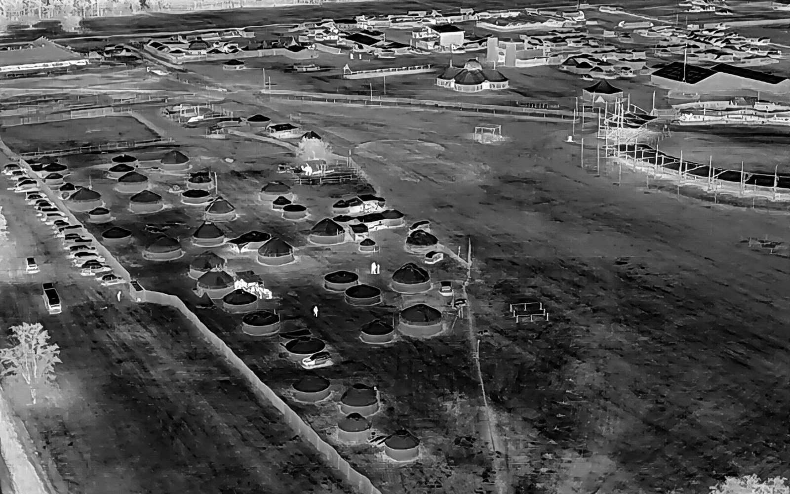 Imagine termică a taberei Kurultaj 2026, cu corturi și vehicule